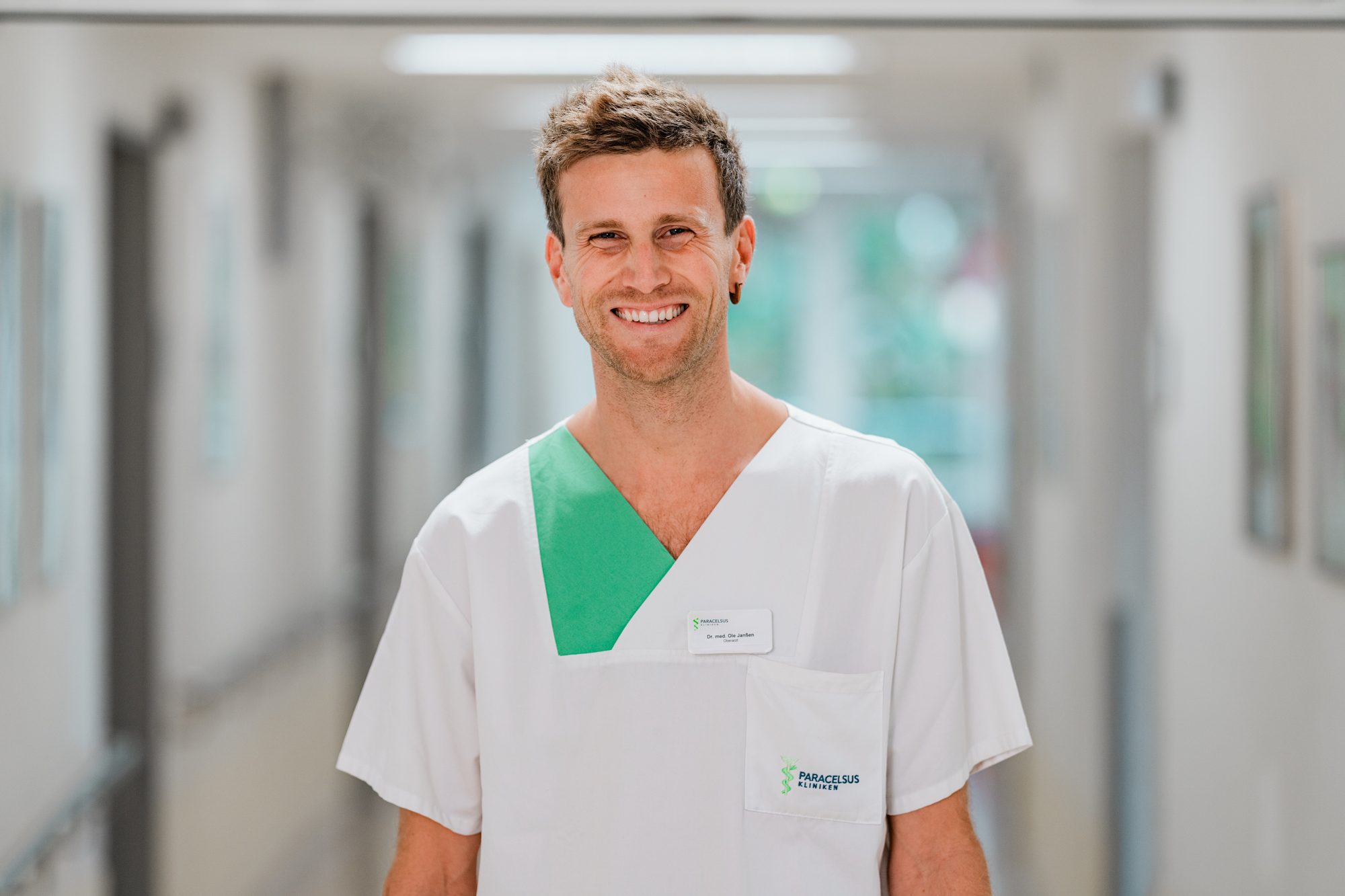 Klinikmitarbeiter in professioneller Umgebung — authentische Darstellung des Teams